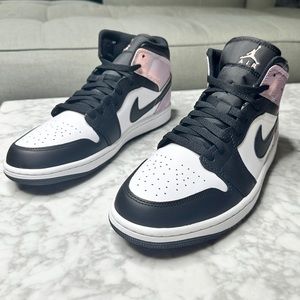 Air Jordan 1 Mid SE - Black/White/Amethyst Wave/Bleached
Coral  - NWT